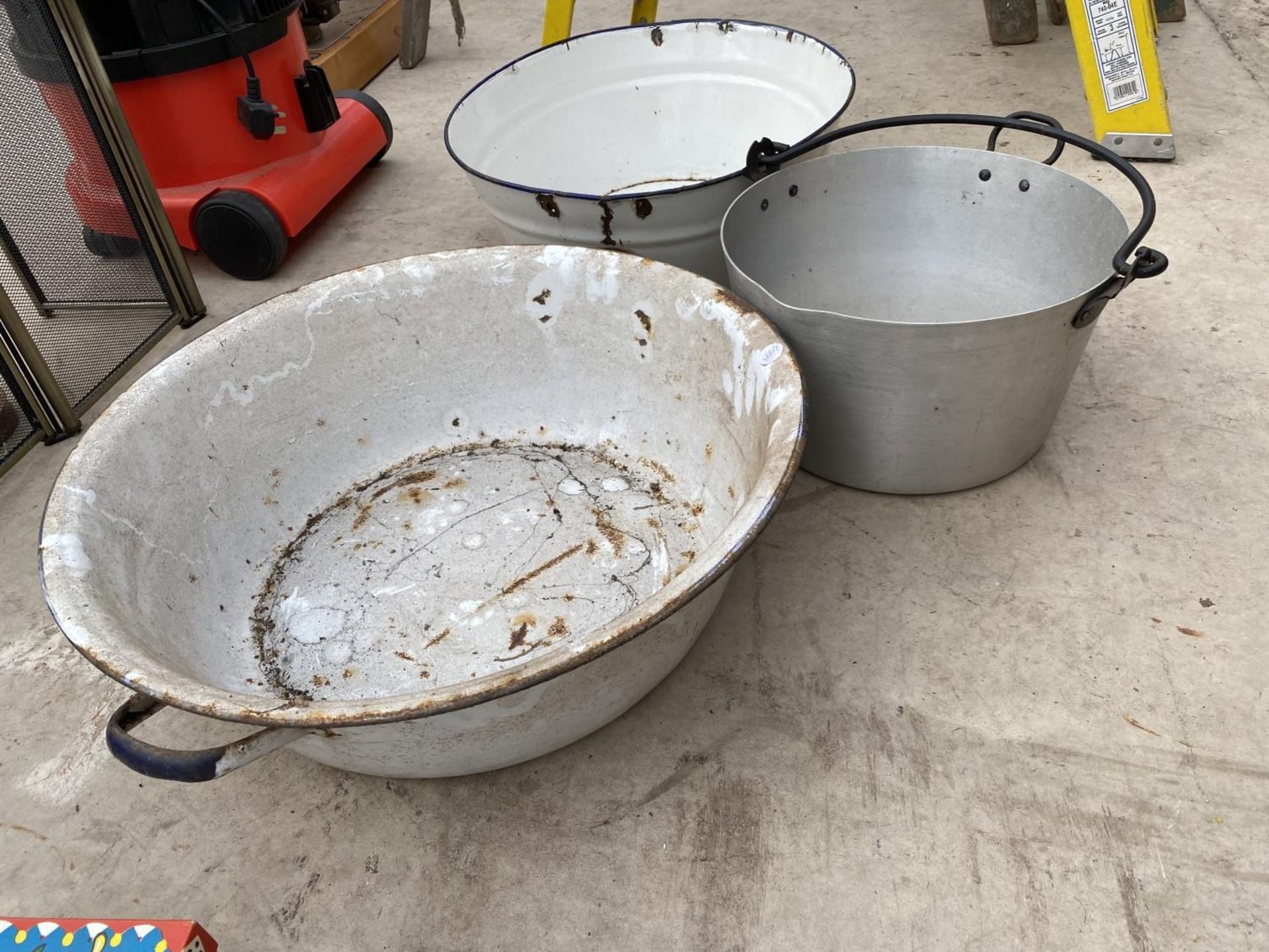 AN ENAMEL WASH BOWL, A SMALL ENAMEL BATH AND A STAINLESS STEEL COOKING POT - Image 2 of 3