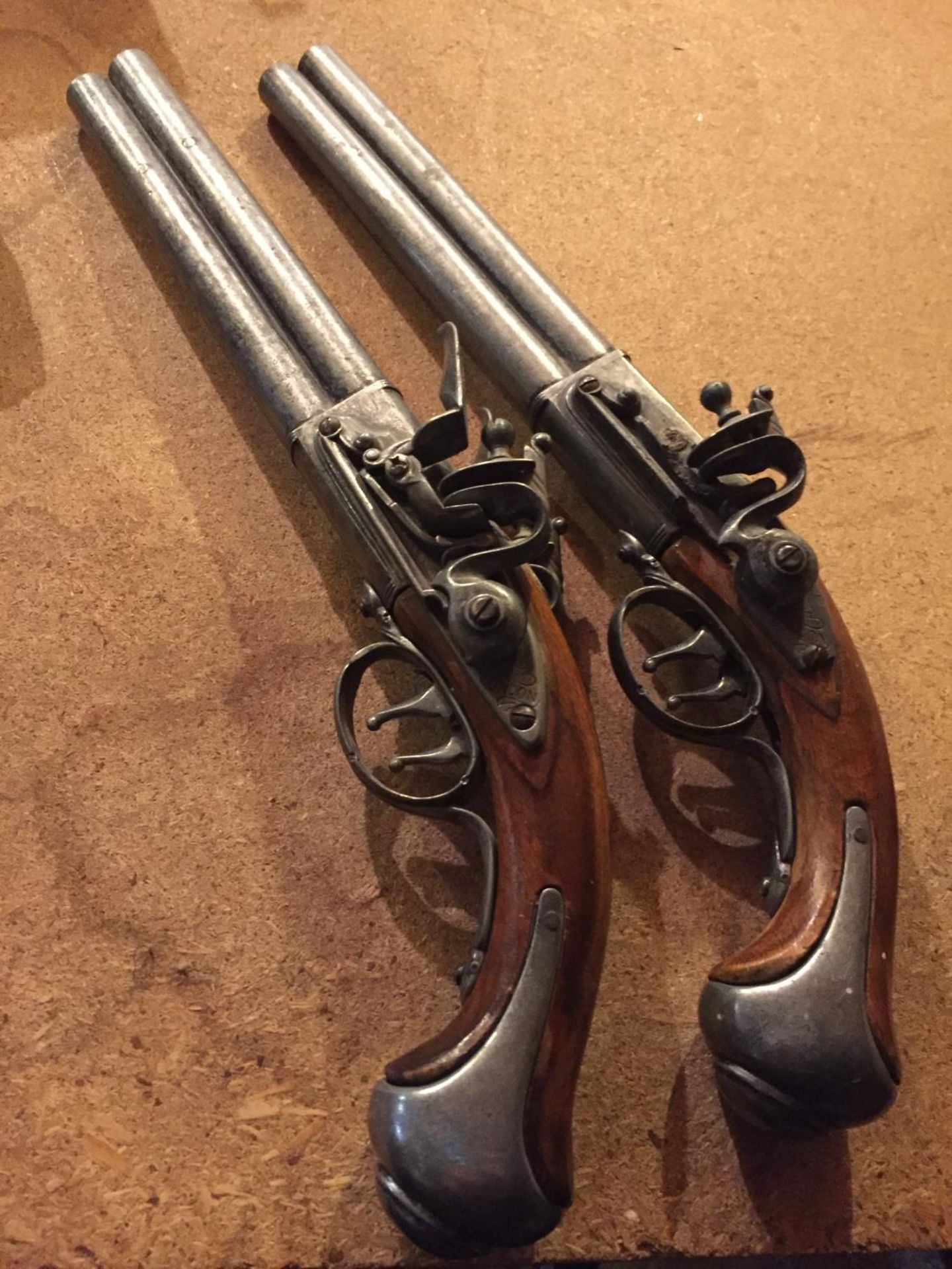 A PAIR OF REPRODUCTION FLINTLOCK PISTOLS AND A KNIFE IN AN ORNATE SHEATH - Image 6 of 12