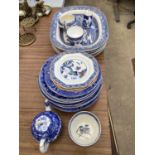 AN ASSORTMENT OF BLUE AND WHITE CERAMIC WARE TO INCLUDE PLATES AND A TEAPOT ETC
