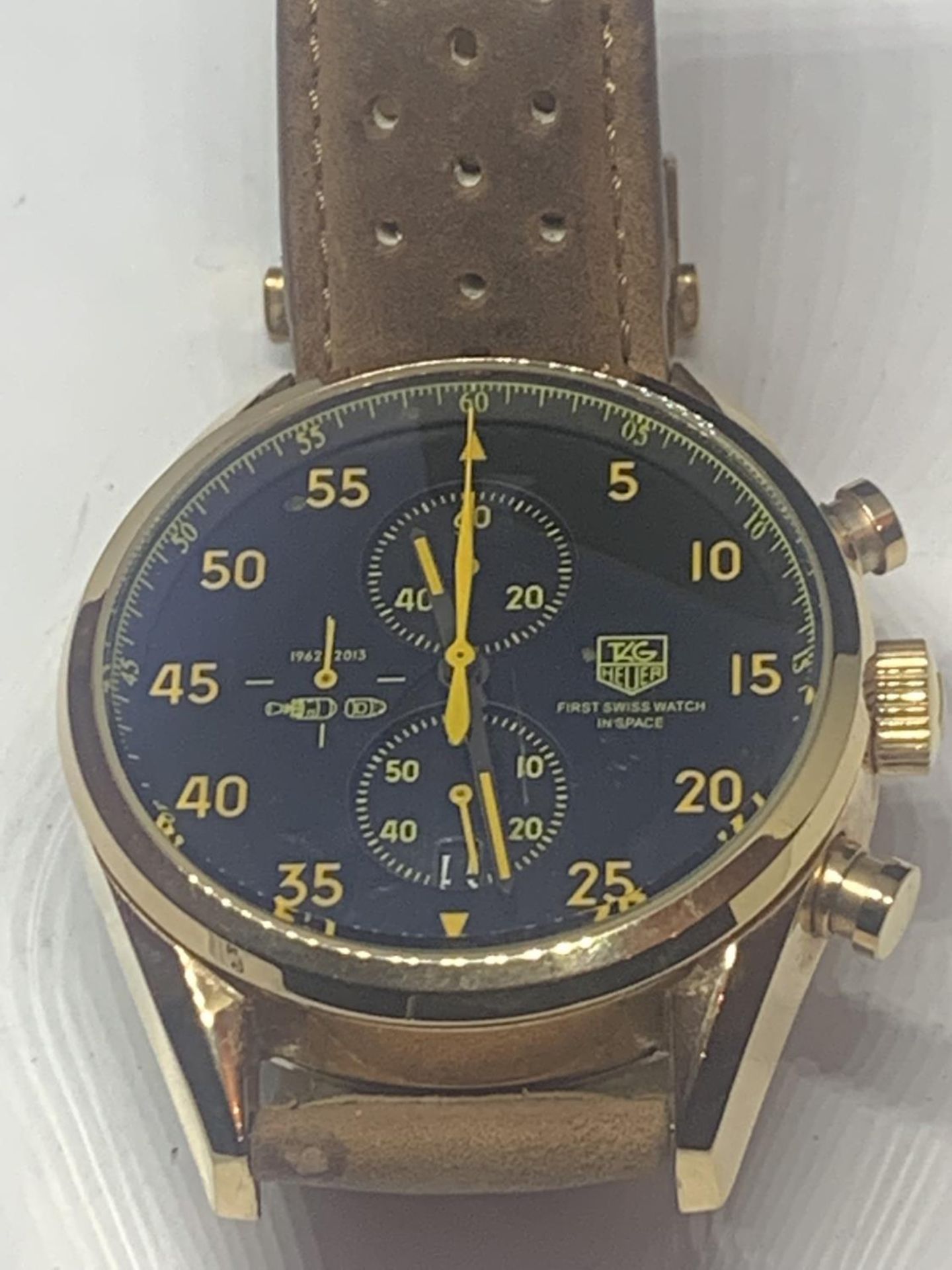 A GENTS FASHION WATCH WITH A BROWN LEATHER STRAP SEEN WORKING BUT NO WARRANTY - Image 2 of 3
