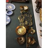 A QUANTITY OF BRASSWARE TO INCLUDE, HORSE BRASSES A SHIP STYLE CLOCK, CANDLESTICKS, ETC