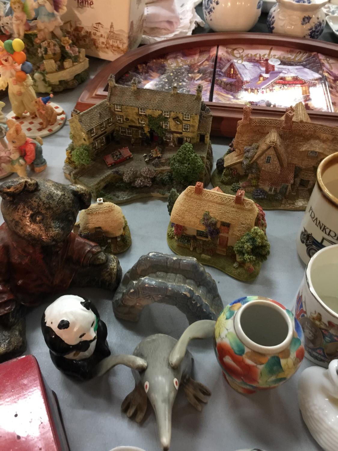 VARIOUS COLLECTABLES TO INCLUDE LILLIPUT LANE COTTAGES, COMMEMORATIVE MUGS, ANIMALS, ETC - Image 3 of 4