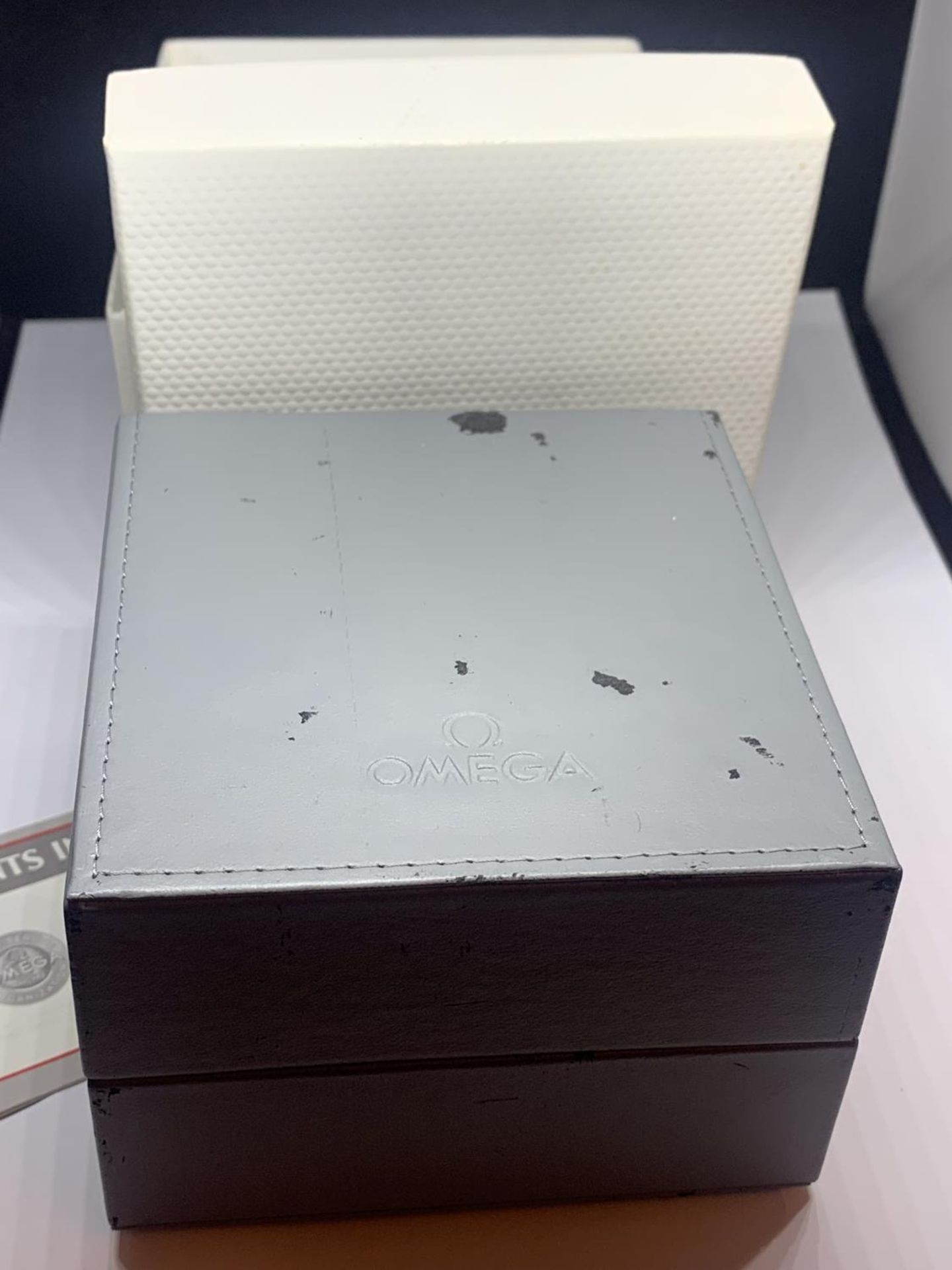 AN OMEGA AUTOMATIC GENEVE WRIST WATCH IN A PRESENTATION BOX SEEN WORKING AT TIME OF CATALOGUING - Image 4 of 4