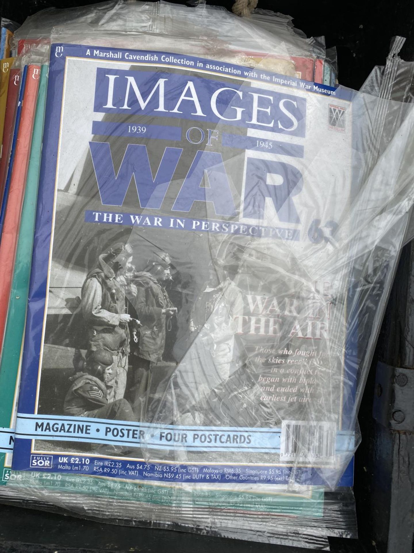 A VINTAGE WOODEN STORAGE CHEST TO INCLUDE IMAGES OF WAR MAGAZINES - Image 2 of 5