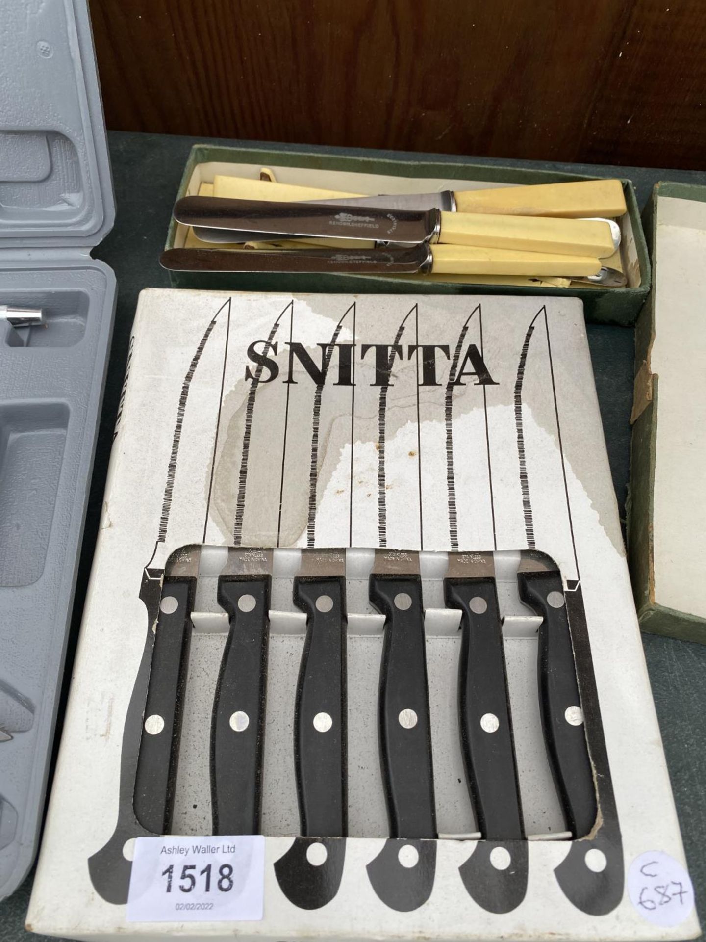 AN ASSORTMENT OF FLAT WARE TO INCLUDE A CASED SET OF KITCHEN KNIVES - Image 2 of 3