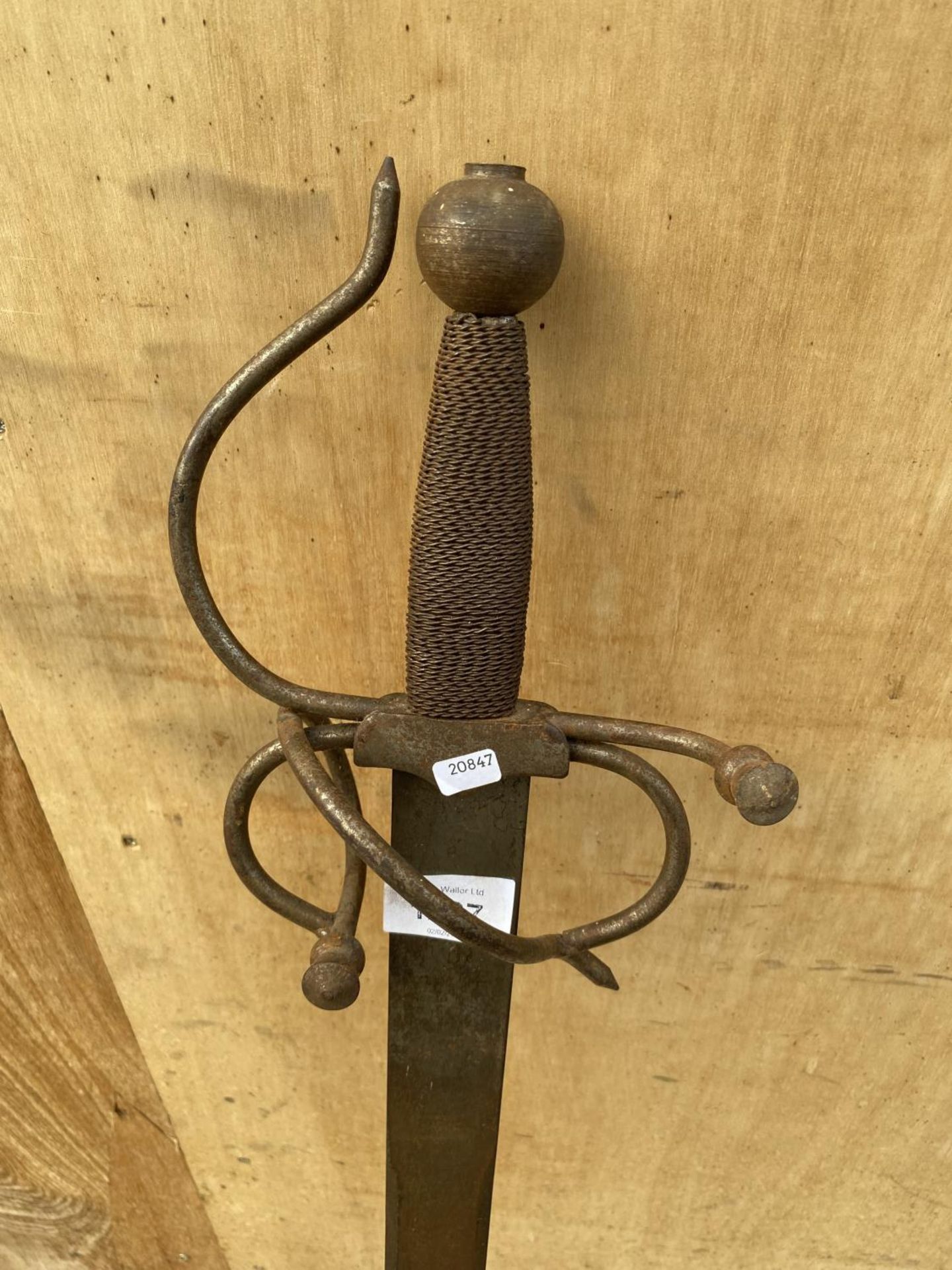 A SWORD WITH DECORATIVE HANDLE - Image 2 of 4