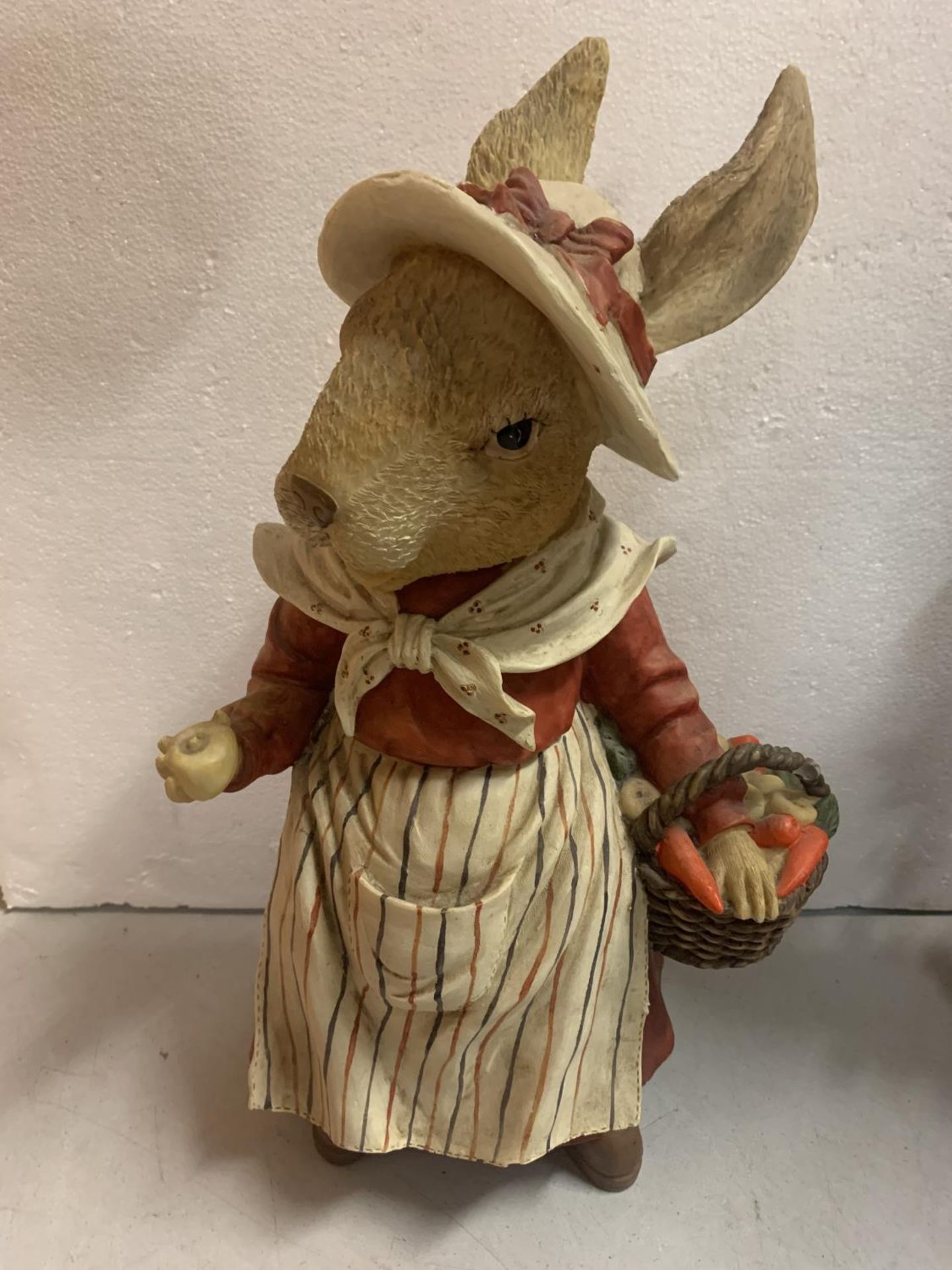 A LARGE RABBIT FIGURE HEIGHT 40CM