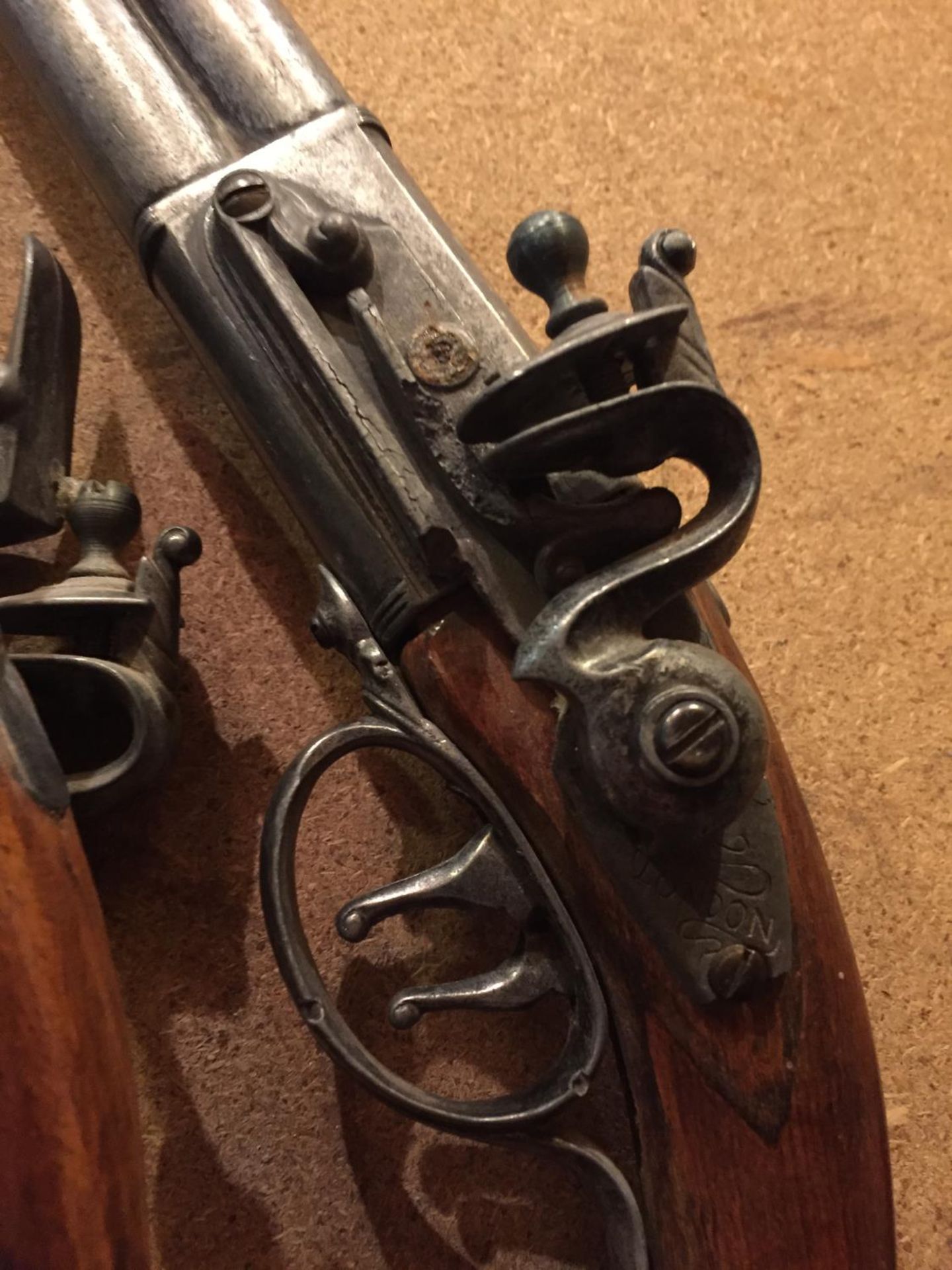 A PAIR OF REPRODUCTION FLINTLOCK PISTOLS AND A KNIFE IN AN ORNATE SHEATH - Image 9 of 12