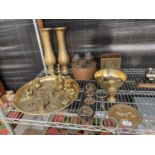 AN ASSORTMENT OF BRASS AND COPPER WARE TO INCLUDE A COPPER PARAFIN LAMP BURNER, A BRASS CHARGER
