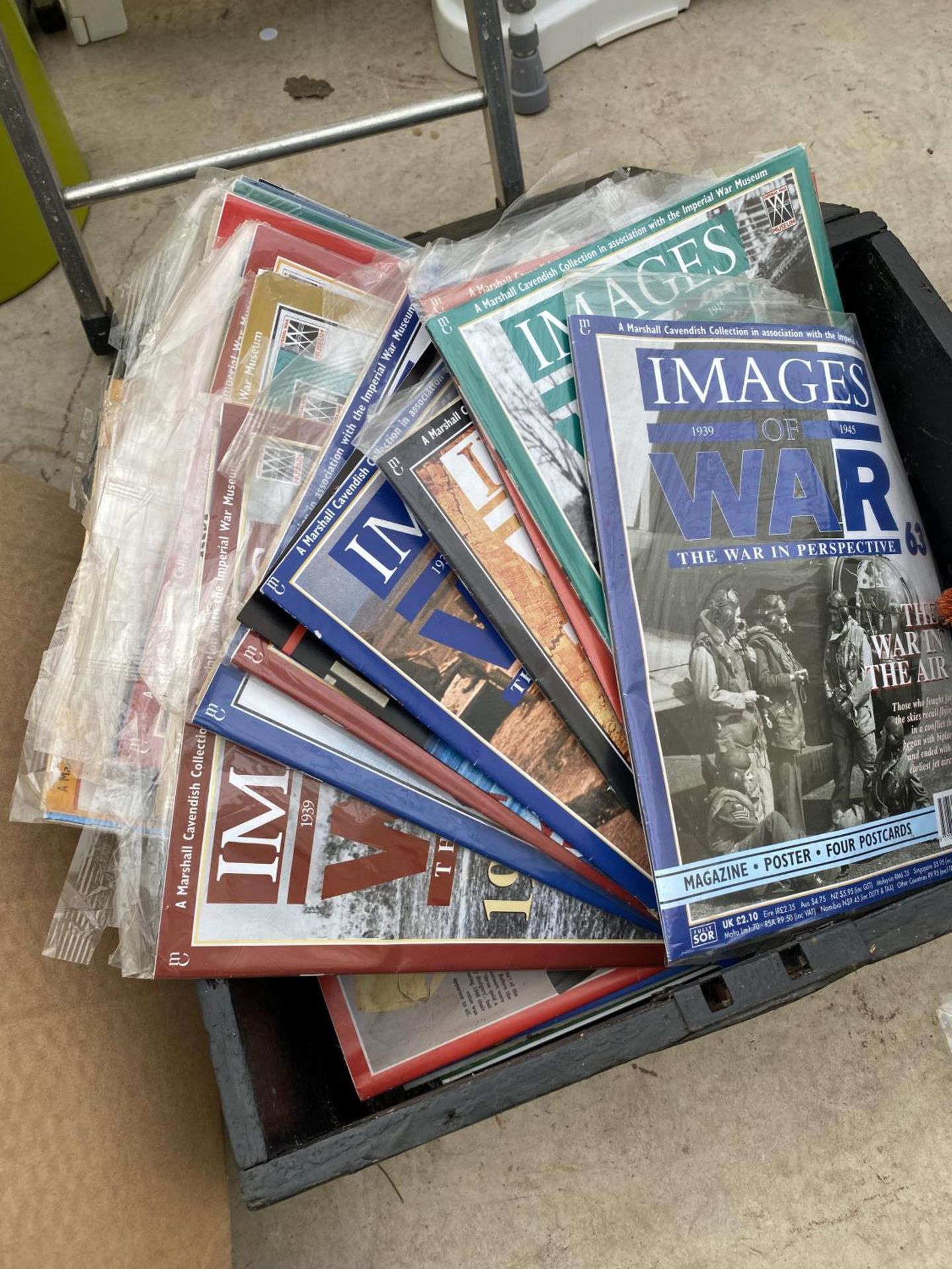 A VINTAGE WOODEN STORAGE CHEST TO INCLUDE IMAGES OF WAR MAGAZINES - Image 3 of 5