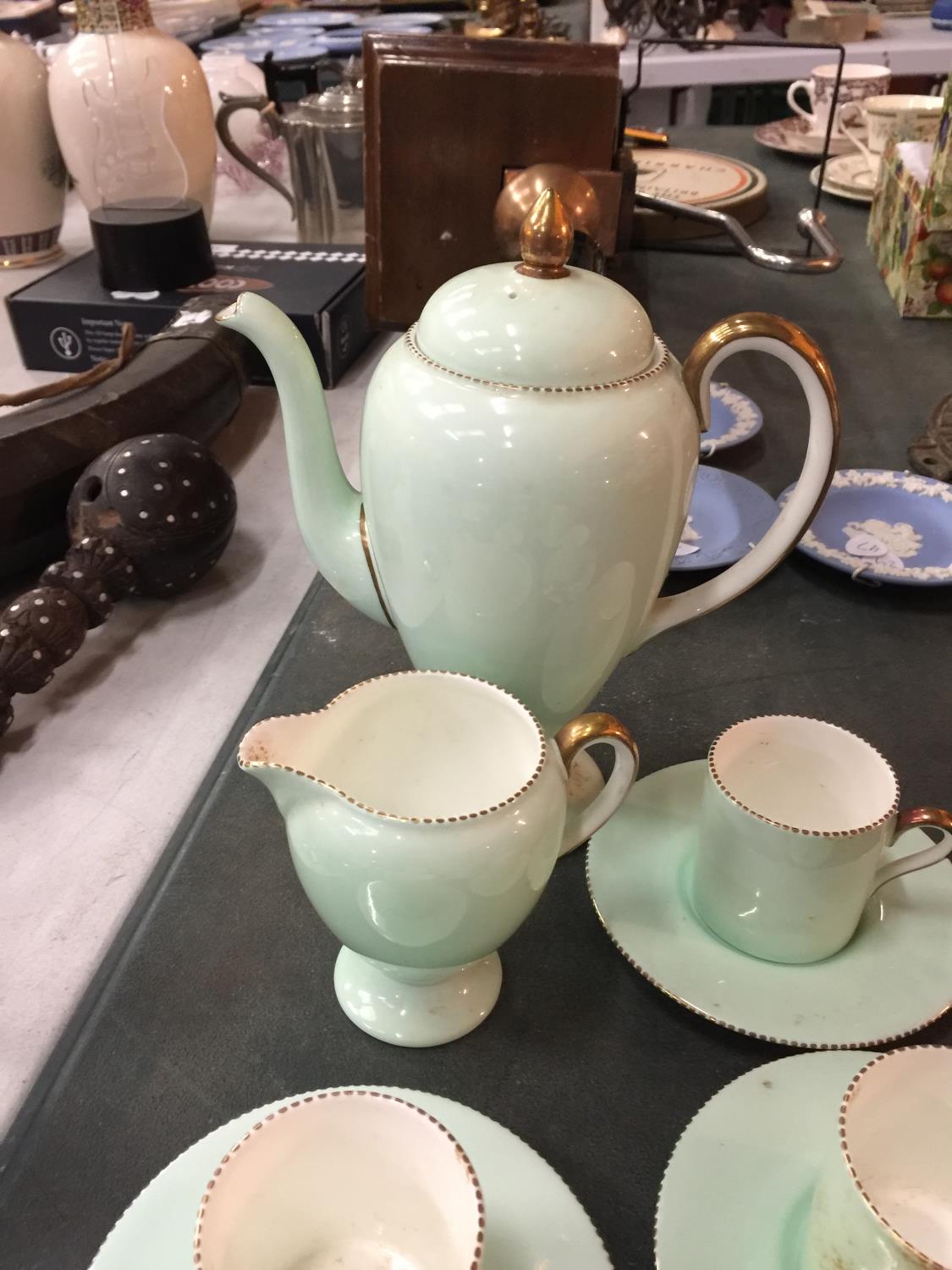 A QUANTITY OF WEDGWOOD LIME GREEN WITH GILDING TO INCLUDE, COFFEE CANS, SAUCERS, TEAPOT, CREAM JUG - Image 3 of 4