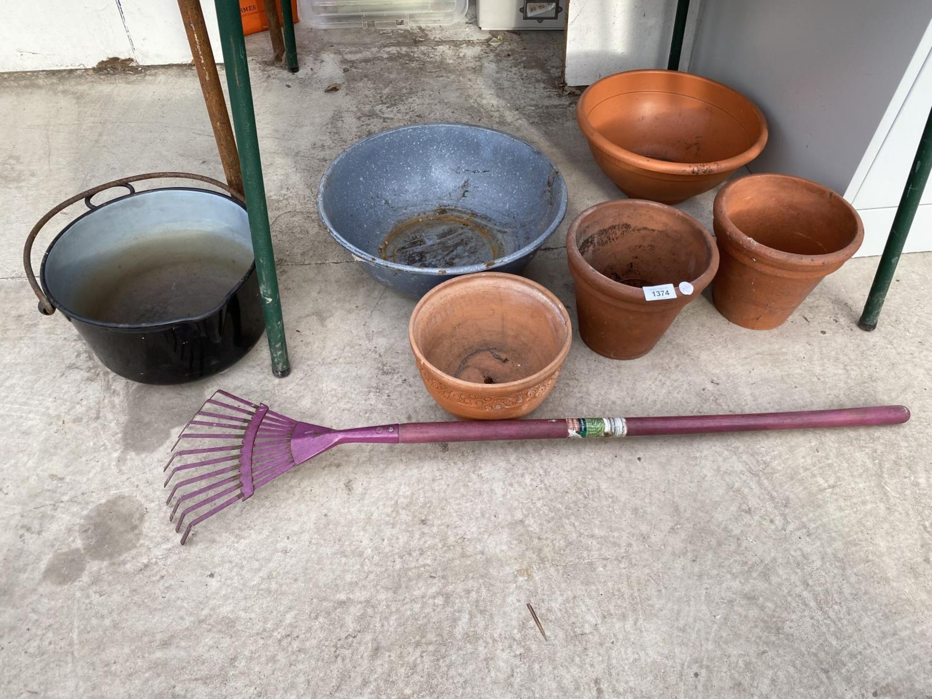 AN ASSORTMENT OF ITEMS TO INCLUDE TERRACOTTA PLANT POTS, AN ENAMEL WASH BOWL AND A LARGE COOKING POT