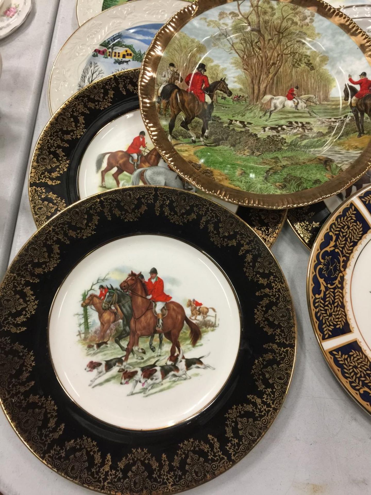 NINE COLLECTORS PLATES, SEVEN HUNTING SCENES AND TWO COUNTRY SCENES - Image 2 of 4