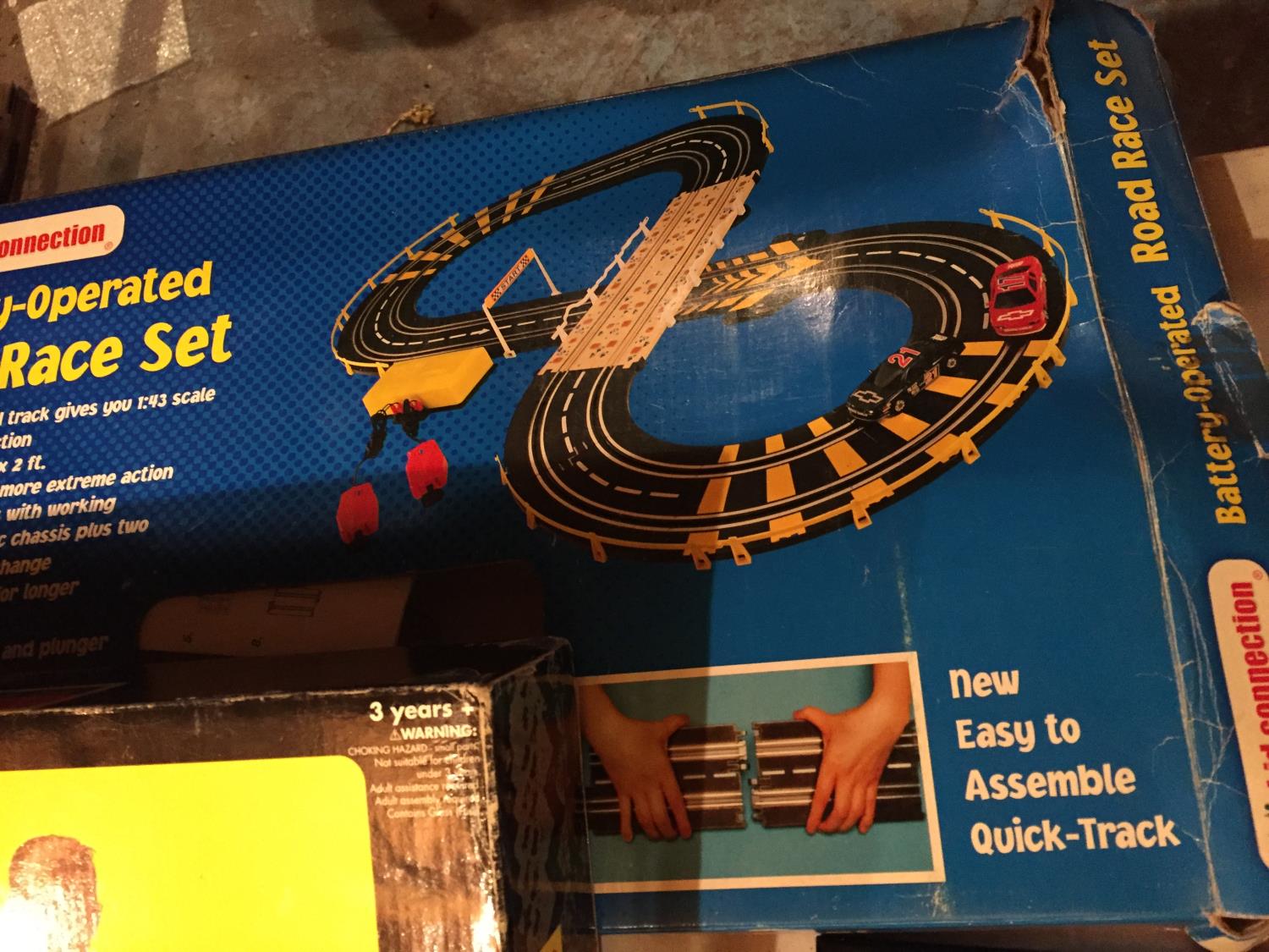 A QUANTITY OF TOYS TO INCLUDE, A BOXED RADIO SHACK SCALEXTRIC STYLE RACING TRACK, A POWER TRACK - Image 5 of 5