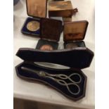 A QUANTITY OF ITEMS TO INCLUDE VINTAGE CASED GRAPE SCISSORS, MEDALS, CUFFLINKS AND A TRAVELLING