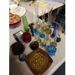 A COLLECTION OF COLOURED GLASSWARE TO INCLUDE AN AMBER ASHTRAY, SMOKED GLASS ASHTRAY, BUD VASES,