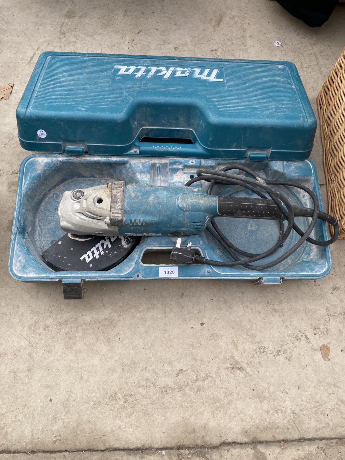 A MAKITA GA9020 ELECTRIC ANGLE GRINDER