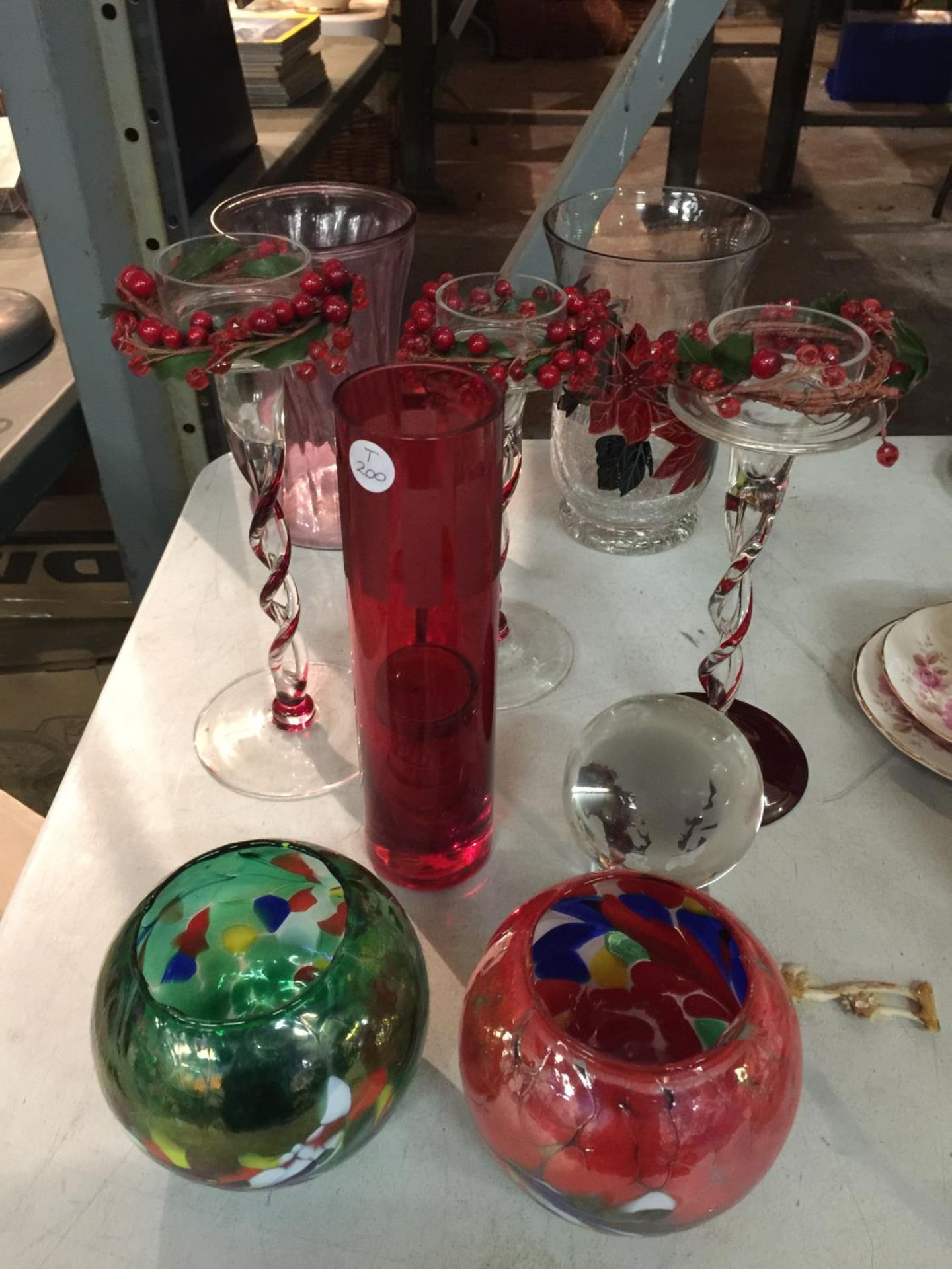 A QUANTITY OF GLASSWARE TO INCLUDE, CANDLE HOLDERS, BOWLS, VASES, ETC