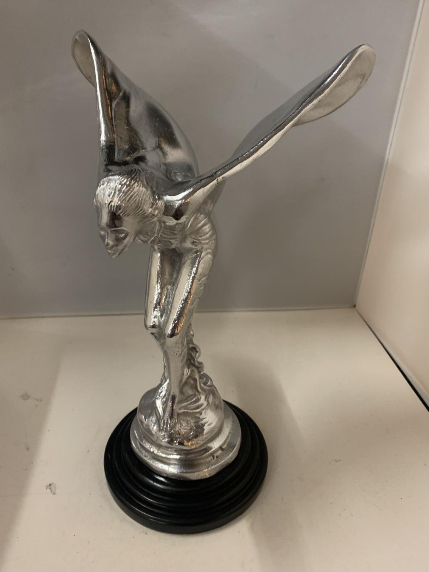 A LARGE CHROME SPIRIT OF ECSTACY ON A MARBLE BASE HEIGHT 36CM