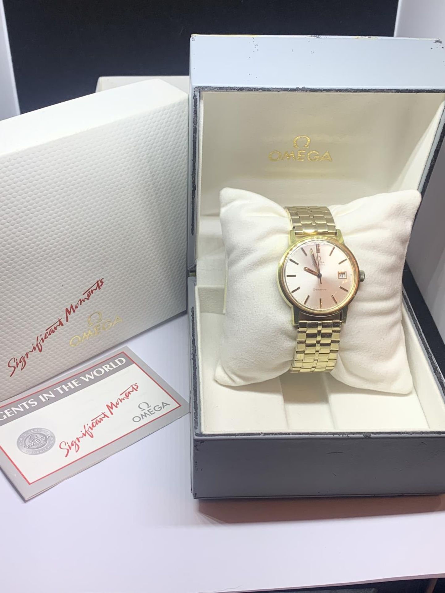 AN OMEGA AUTOMATIC GENEVE WRIST WATCH IN A PRESENTATION BOX SEEN WORKING AT TIME OF CATALOGUING