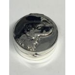 A MARKED 925 SILVER PILL BOX WITH DOG HEAD DECORATION