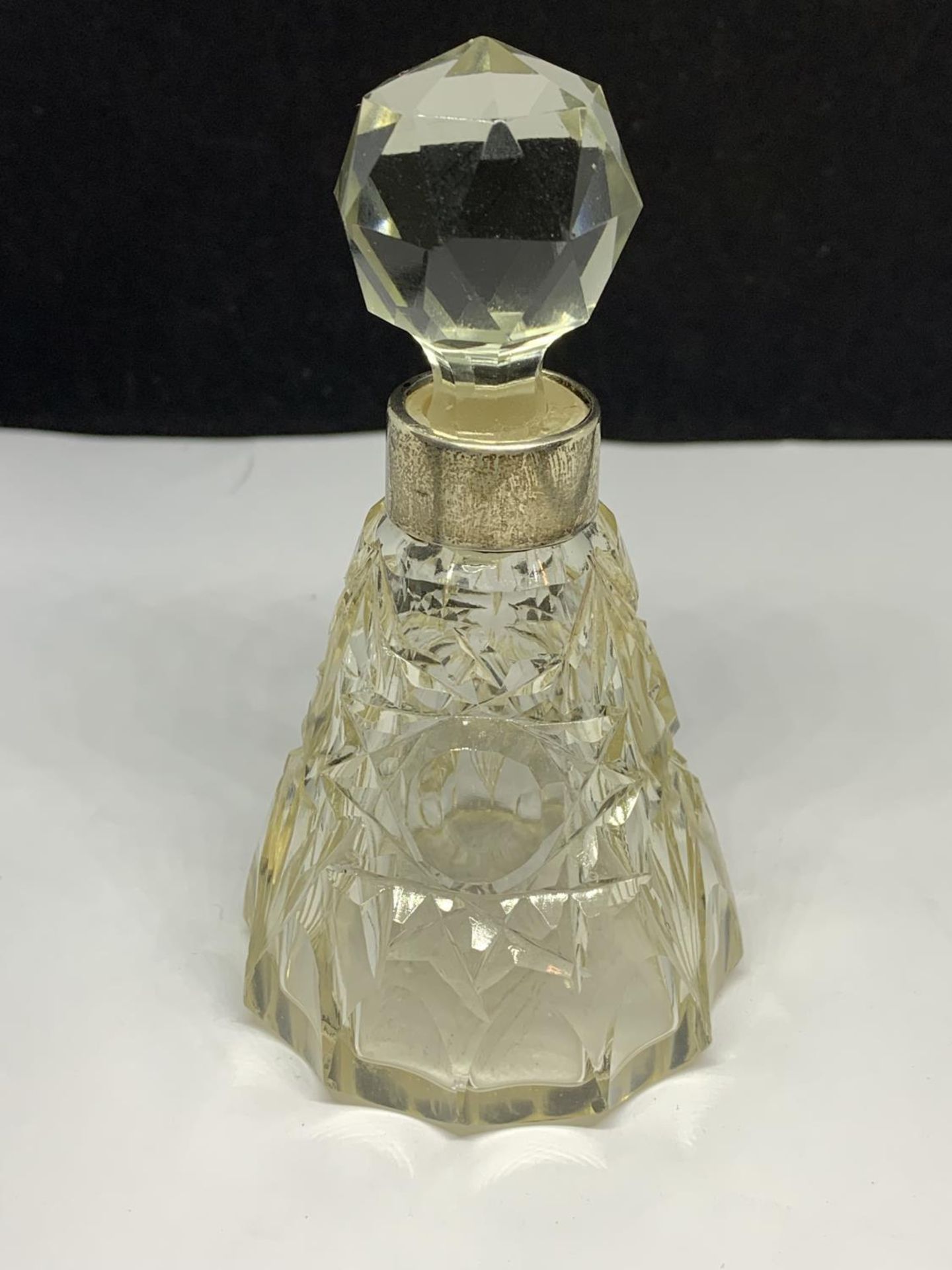 A CUT GLASS PERFUME BOTTLE WITH A HALLMARKED BIRMINGHAM 1931 SILVER COLLAR MAKER SML - Image 2 of 3