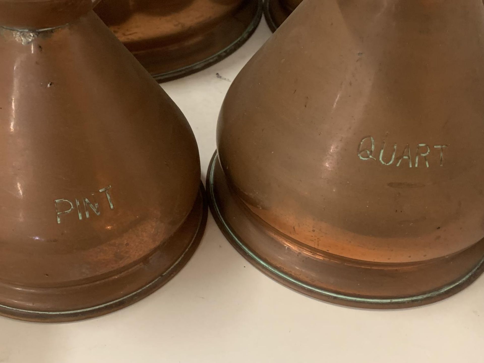 A SET OF FIVE GRADUATED COPPER JUGS MARKED 1/2 PINT TO 1 GALLON WITH SEAL MARKS - Image 4 of 6