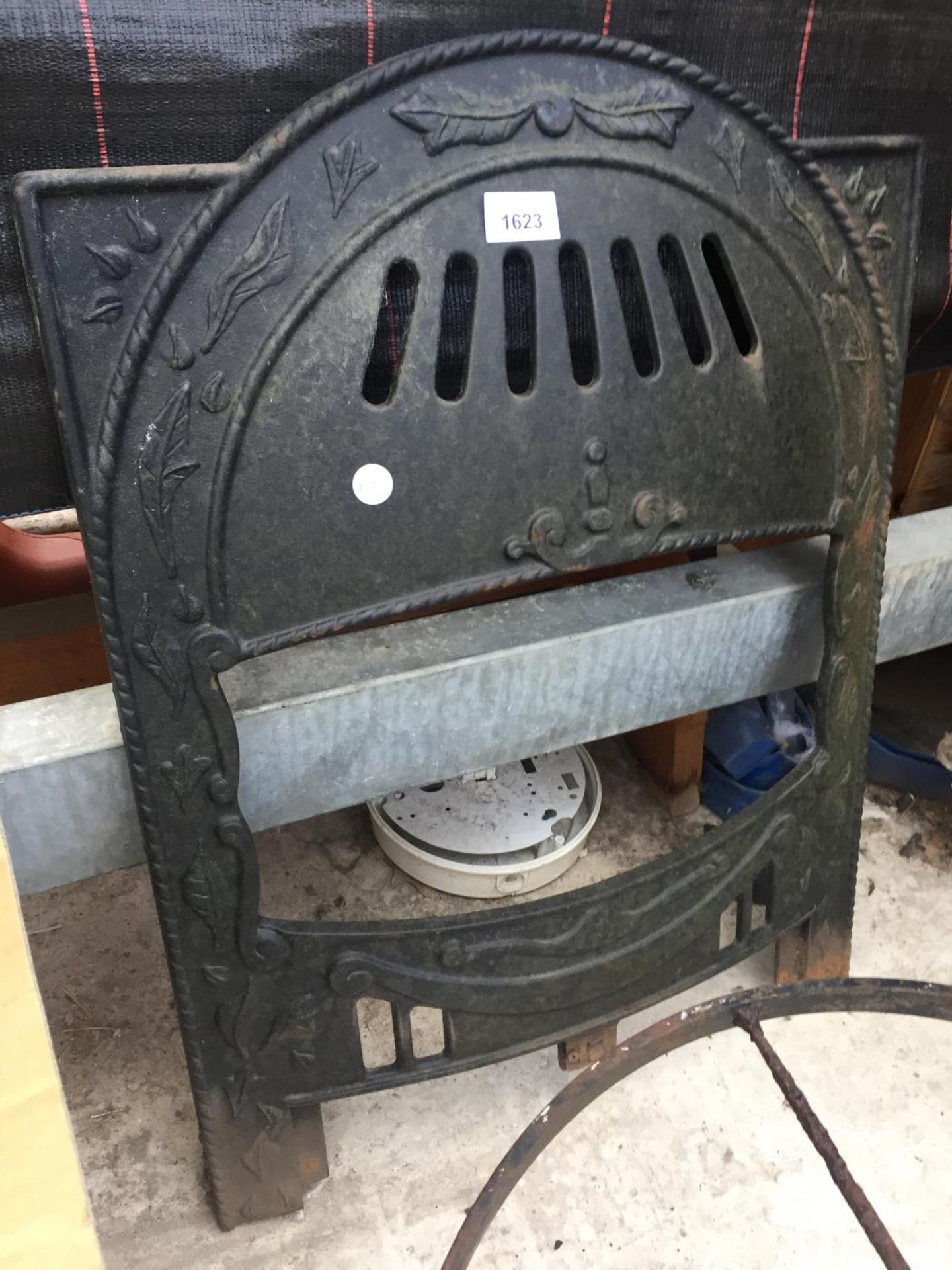 A VINTAGE CAST IRON FIRE FRONT AND A CAST IRON HANGING FRAME - Image 2 of 3