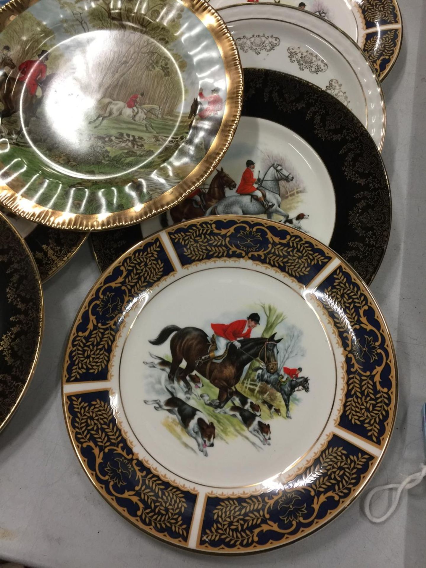 NINE COLLECTORS PLATES, SEVEN HUNTING SCENES AND TWO COUNTRY SCENES - Image 3 of 4