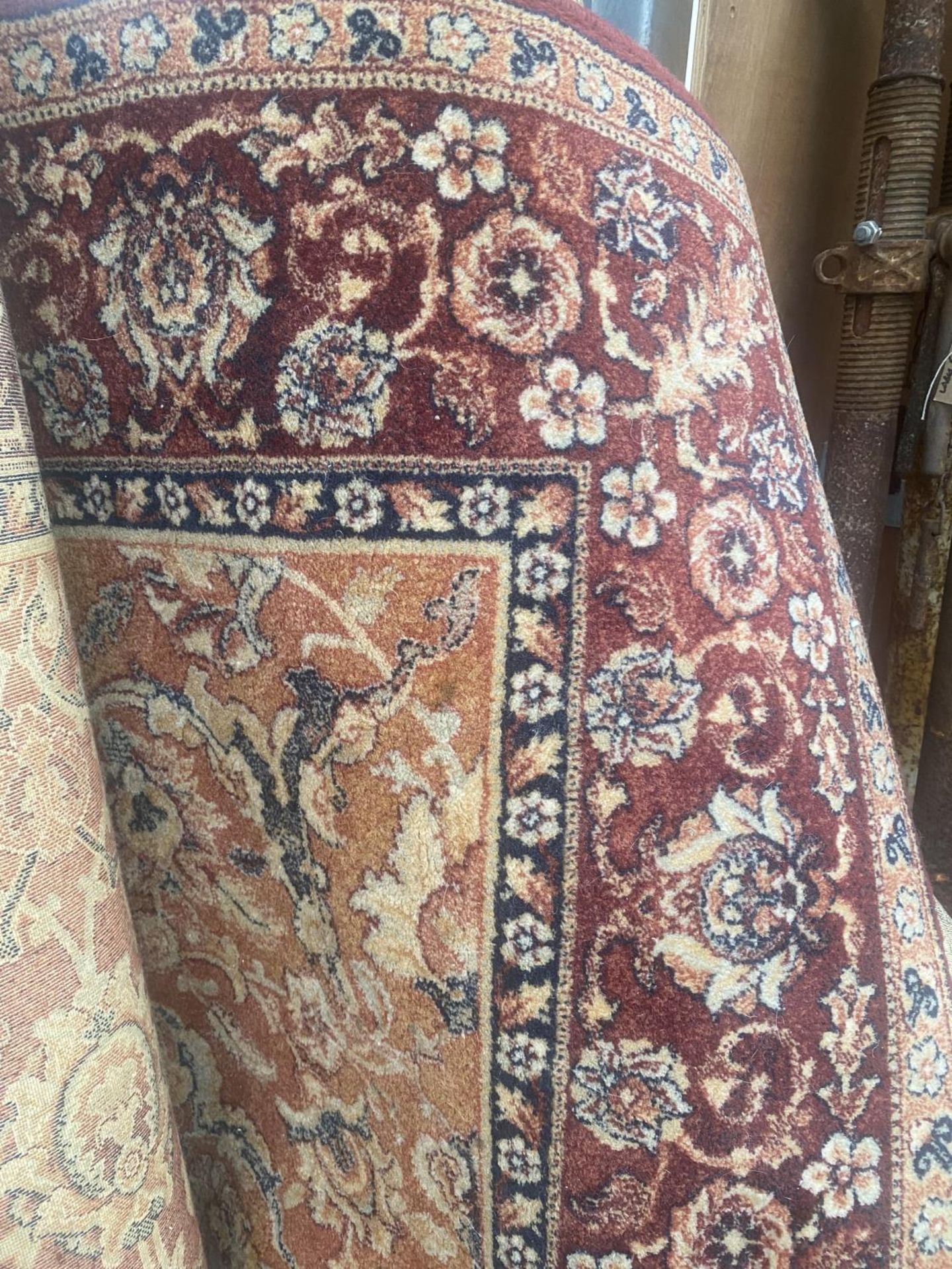 A LARGE RED AND CREAM PATTERNED RUG - Image 2 of 3