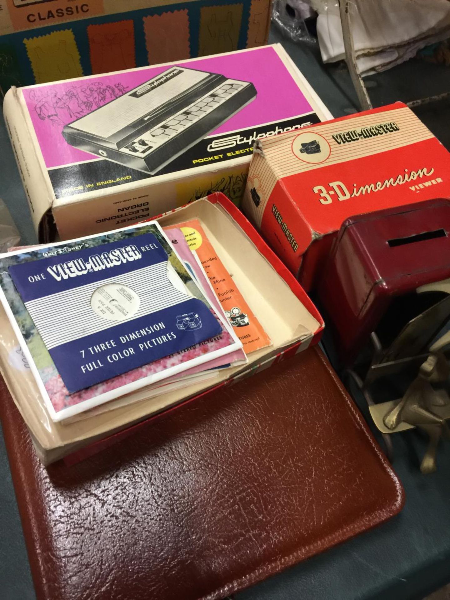 A VINTAGE, BOXED, STYLOPHONE, A BOXED VIEW-MASTER WITH PICTURE DISKS/REELS, BRASS FROG ORNAMENT ETC. - Image 2 of 3