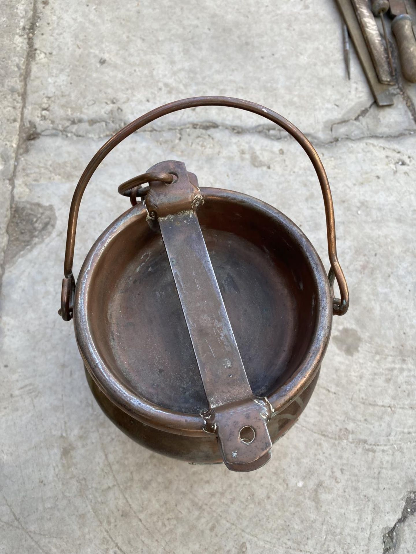 A SMALL VINTAGE COPPER MILK CHURN STAMPED 'JERSEY MELKERY' - Image 3 of 4