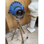 A THEATRE/PHOTOGRAPHIC STYLE LAMP ON AN ADJUSTABLE TRIPOD BASE BELIEVED WORKING ORDER BUT NO