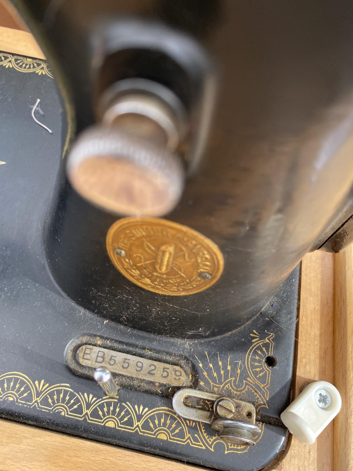 A VINTAGE SINGER SEWING MACHINE WITH CARRY CASE - Image 5 of 5