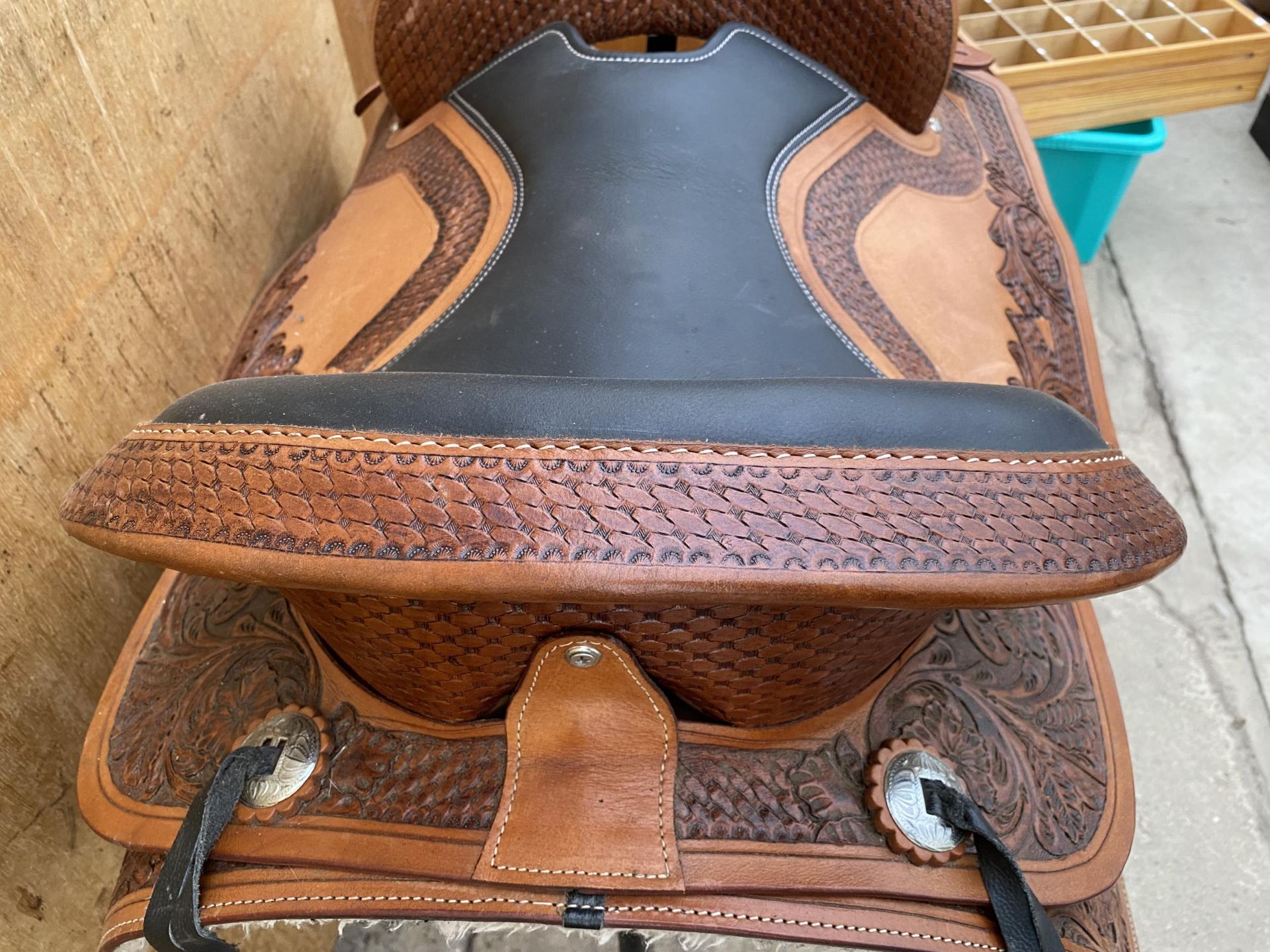 A VINTAGE LEATHER WESTERN HORSE SADDLE (SADDLE RACK NOT INCLUDED) - Image 6 of 8