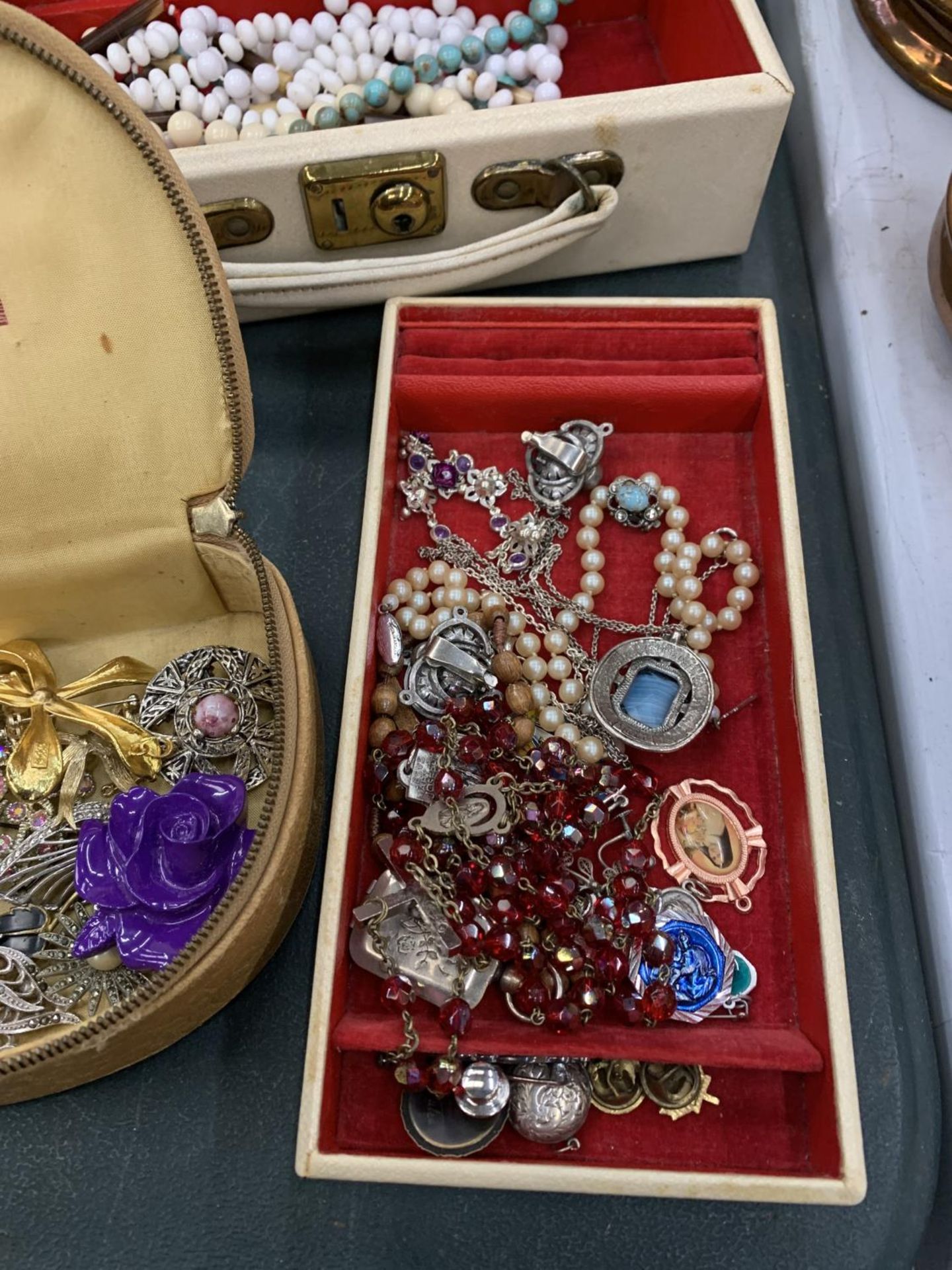 A CREAM JEWELLERY CASE ENCLOSING A NUMBER OF VINTAGE COSTUME JEWELLERY PIECES AND A SECOND CASE OF - Image 3 of 5