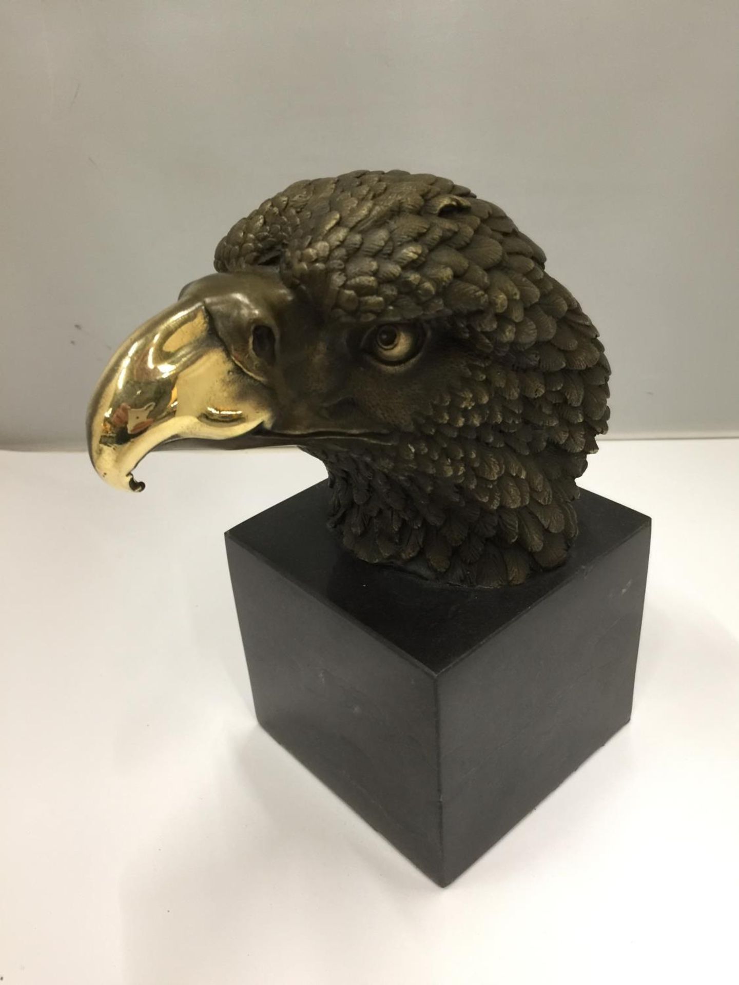 A BRONZE AMERICAN EAGLE BUST ON A MARBLE BASE HEIGHT 21CM