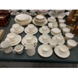 A SELECTION OF WHITE AND GOLD FINE BONE CHINA TO INCLUDE ROYAL ALBERT 'VAL D'OR', ROYAL TUSCAN AND