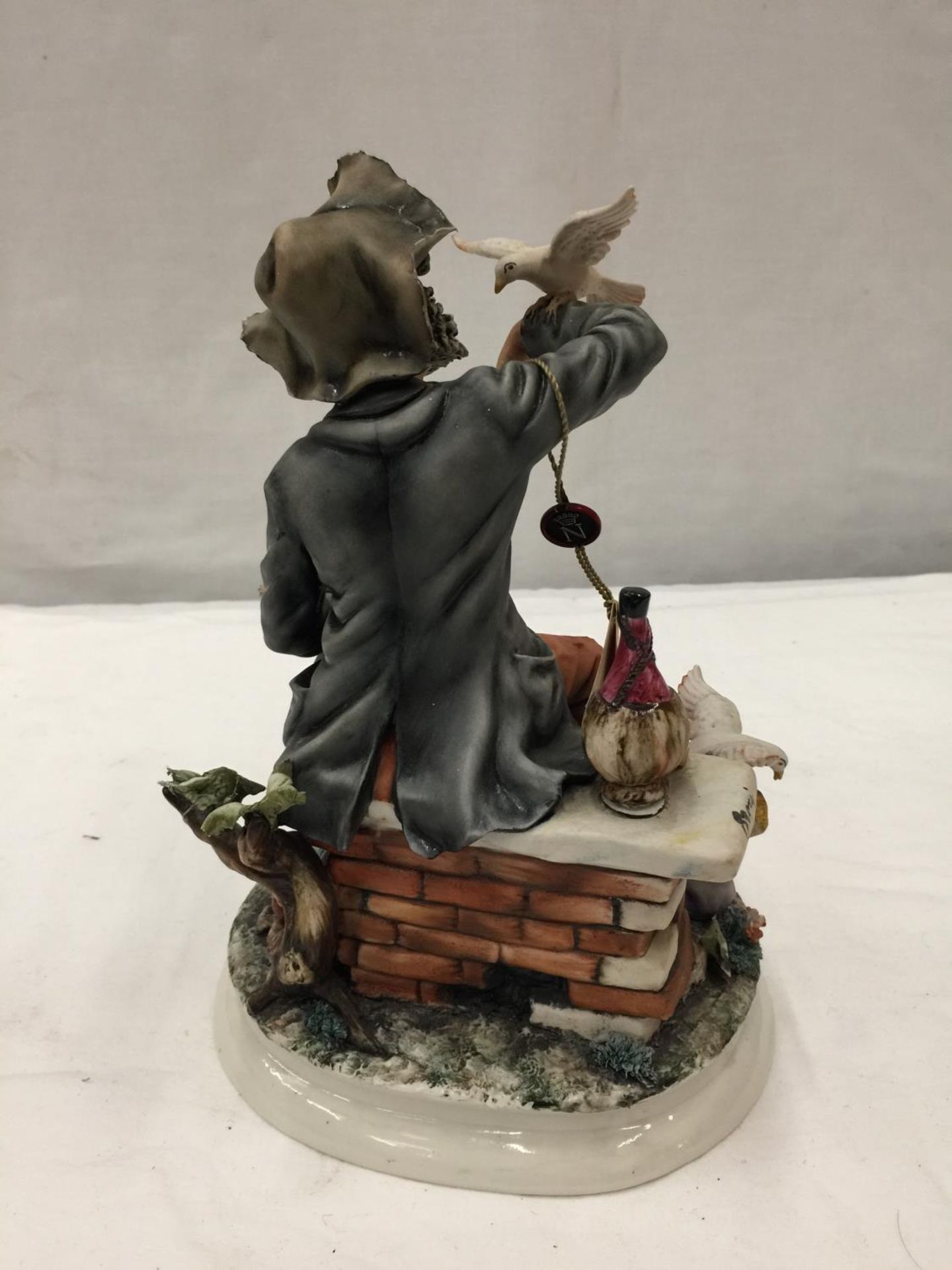 A CAPODIMONTE PORCELAIN FIGURE OF A SEATED MAN FEEDING DOVES A/F - Image 4 of 4