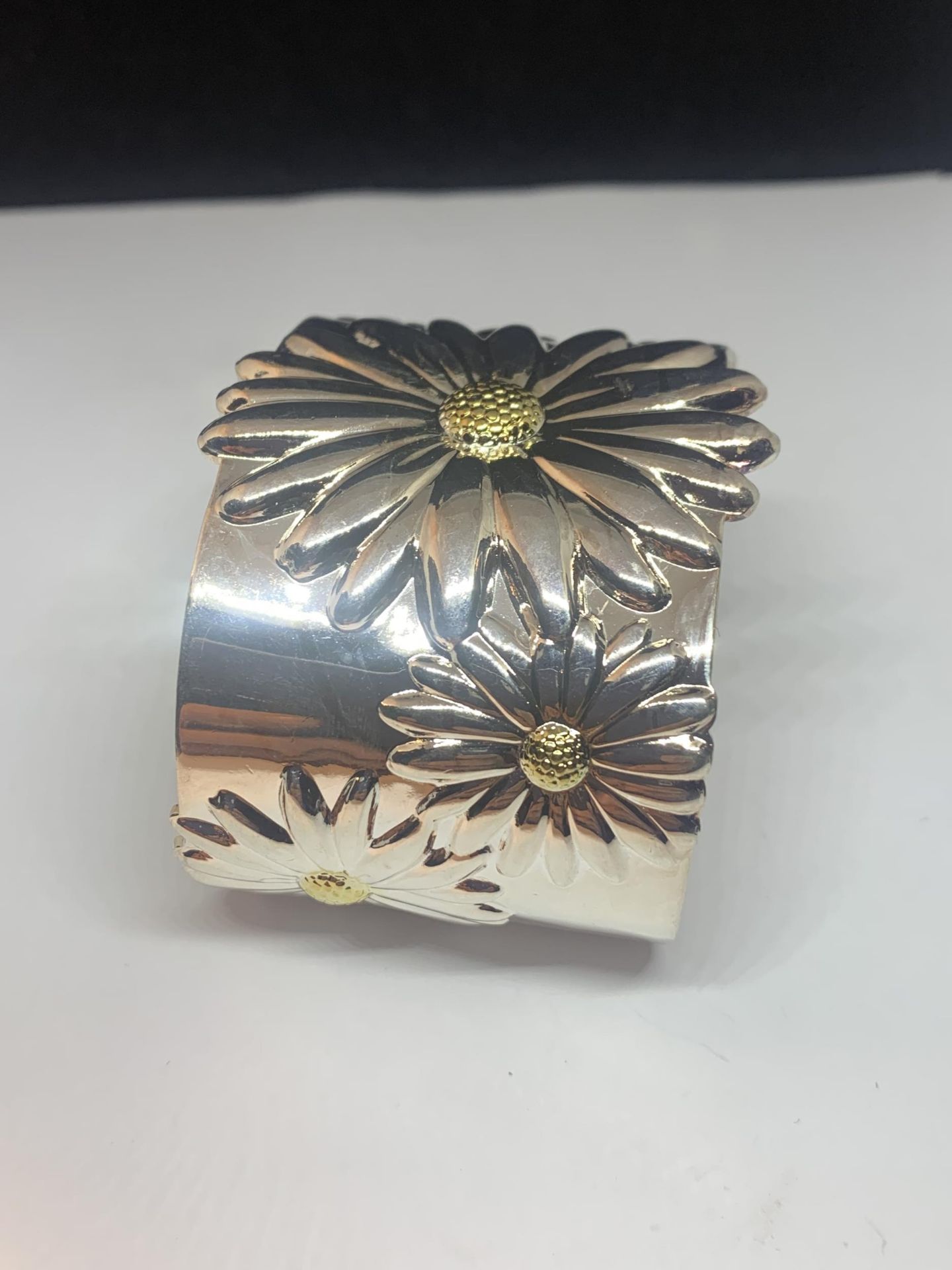 A MARKED 925 HEAVY BANGLE WITH SUNFLOWER DESIGN - Image 2 of 3