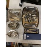 A COLLECTION OF ASSORTED SILVER PLATED WARE TO INCLUDE SQUARE BASKET, SAUCE BOATS, VARIOUS CUTLERY