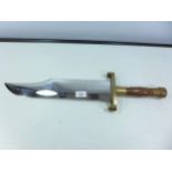 A MASSIVE BOWIE KNIFE (BIGGER THAN CROCODILE DUNDEE'S!), 40.5CM BLADE, BRASS GUARD AND POMMEL WITH