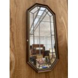 A DECORATIVE WOODEN FRAMED AND LEADED WALL MIRROR WITH GILT DETAILING