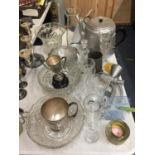 A QUANTITY OF GLASSWARE TO INCLUDE, BOWLS, GLASSES, VASES, ETC