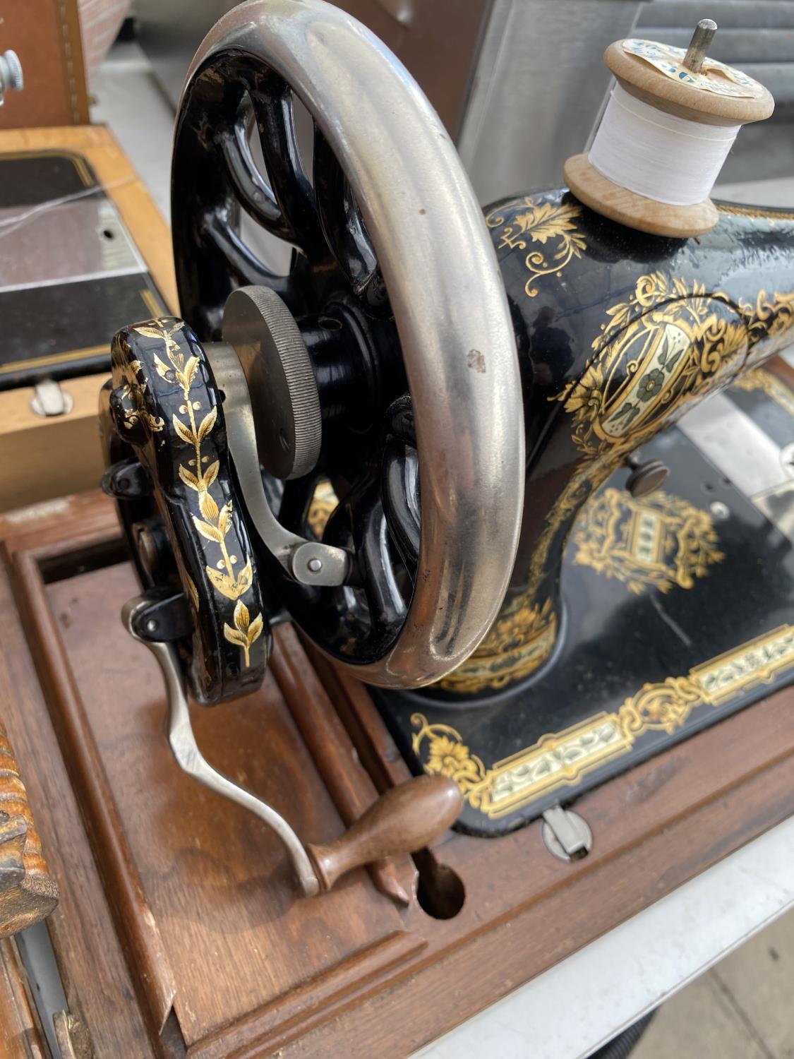 A VINTAGE SINGER SEWING MACHINE WITH WOODEN CARRY CASE - Image 3 of 7