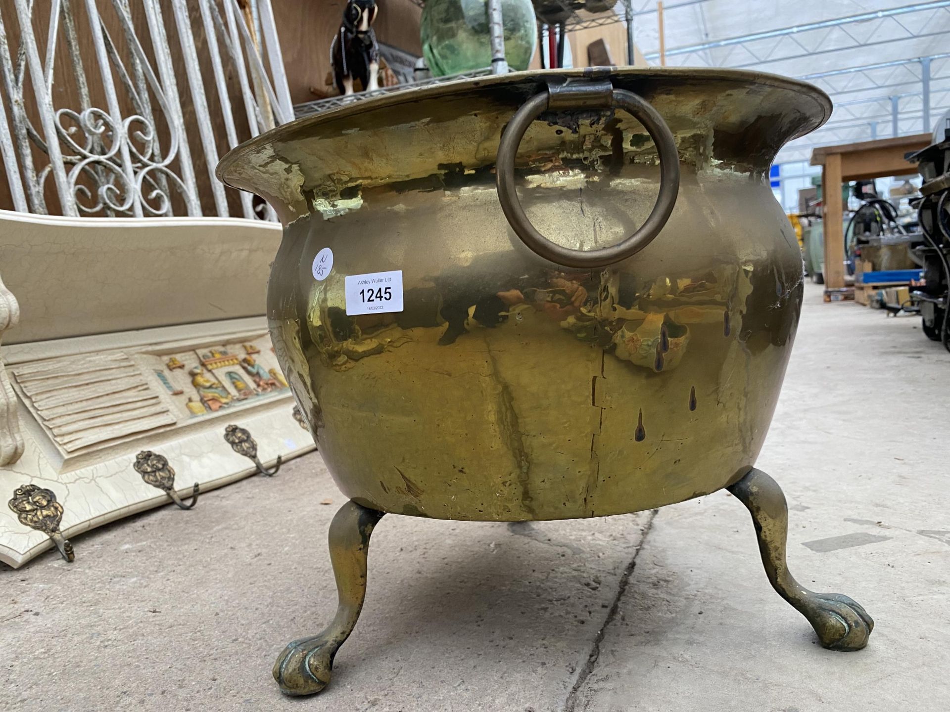 A LARGE VINTAGE BRASS COAL BUCKET ON LION PAW FEET - Image 2 of 4