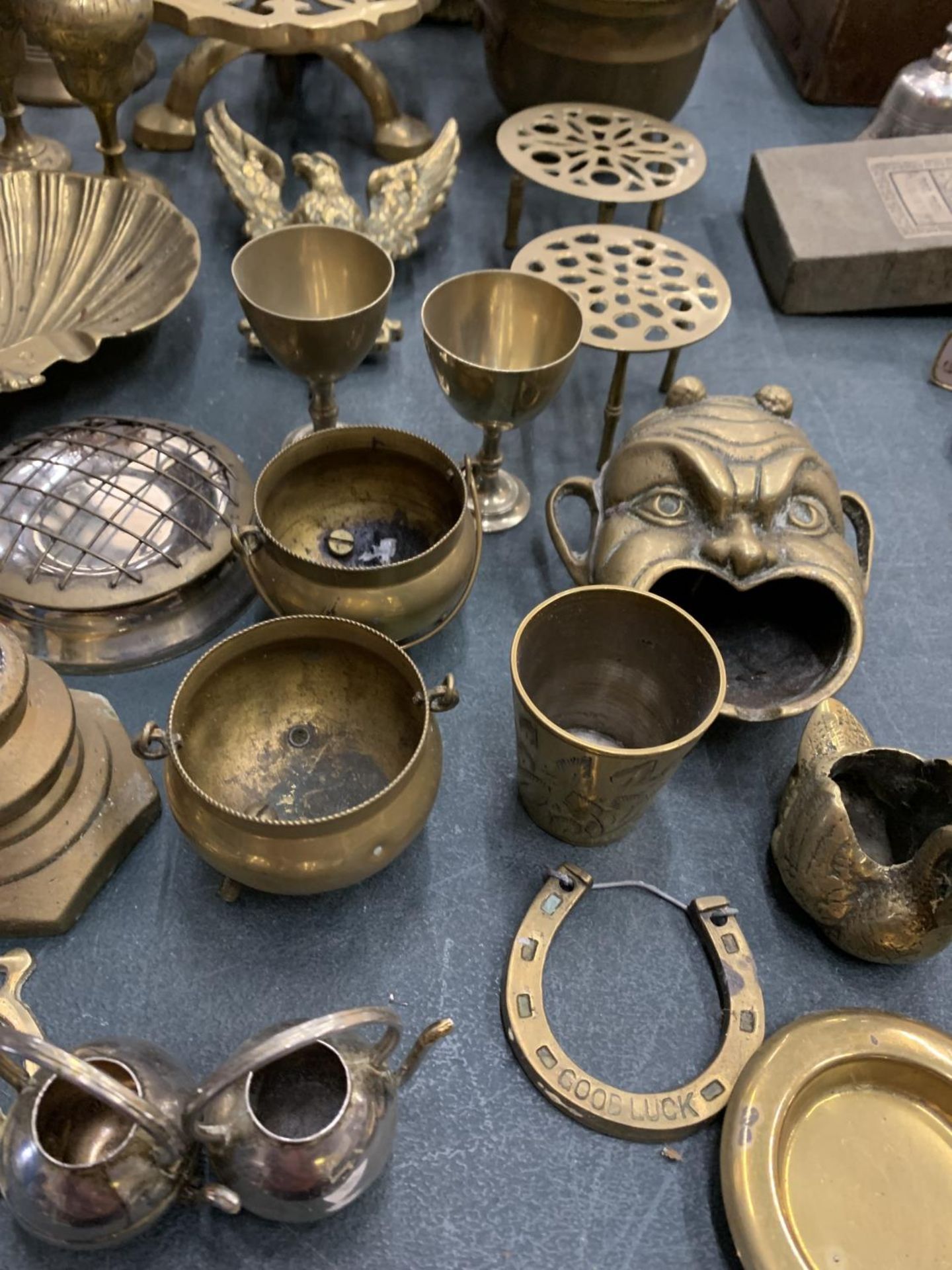 A LARGE COLLECTION OF BRASS AND COPPER WARE TO INCLUDE TRIVETS, BELLS, BOWLS, HORSE BRASSES ETC. - Image 4 of 7