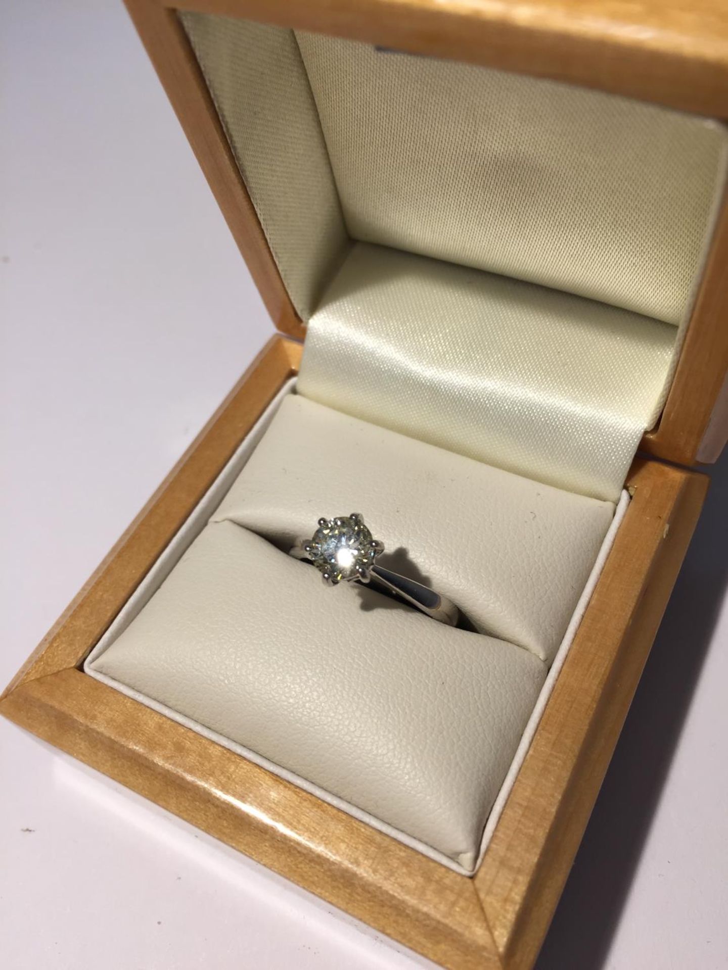 A PLATINIUM RING WITH A DIAMOND SOLITAIRE I CARAT SI1 K COLOUR SIZE M/N IN A PRESENTATION BOX - Image 7 of 7