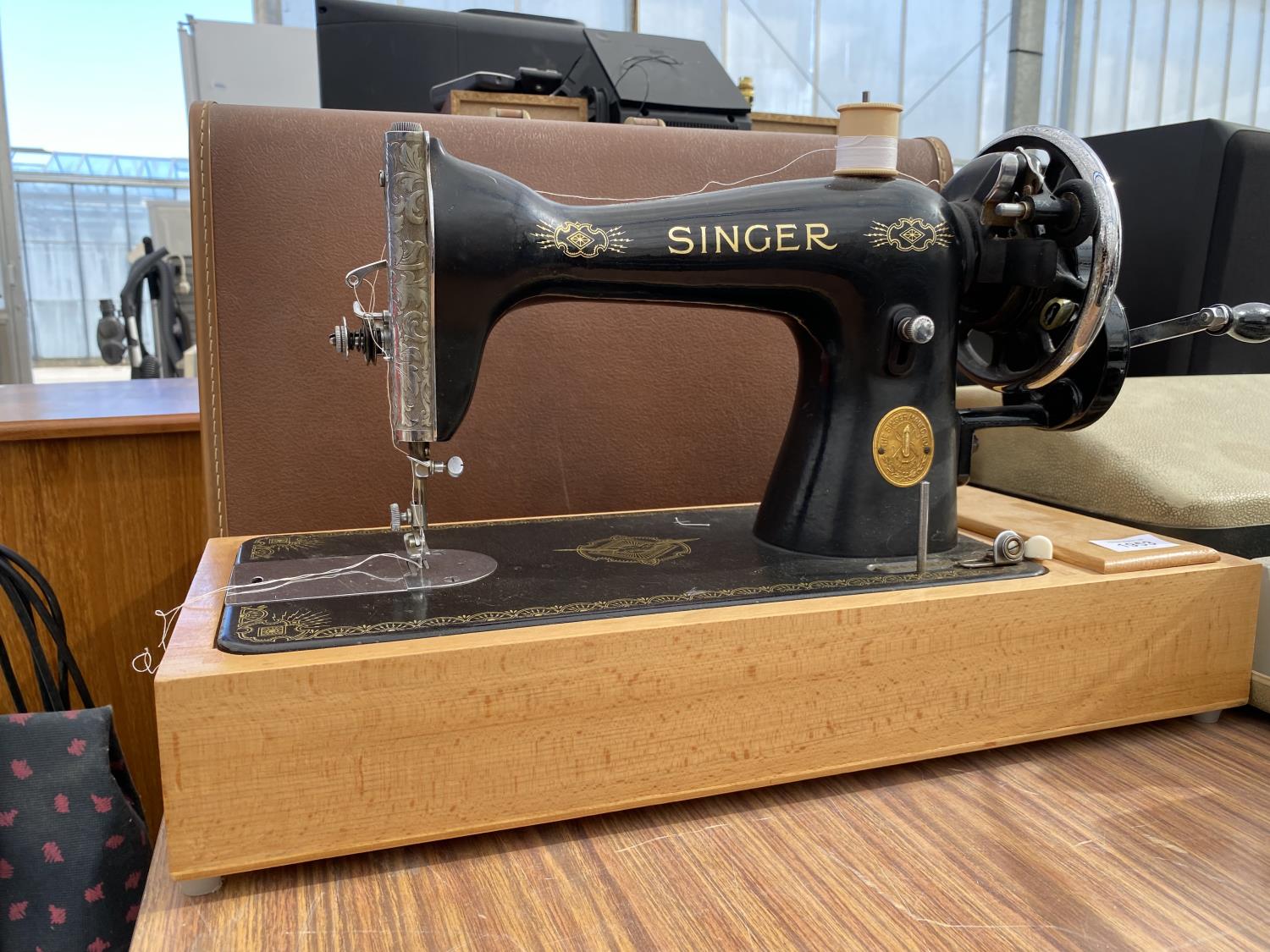 A VINTAGE SINGER SEWING MACHINE WITH CARRY CASE - Image 2 of 5