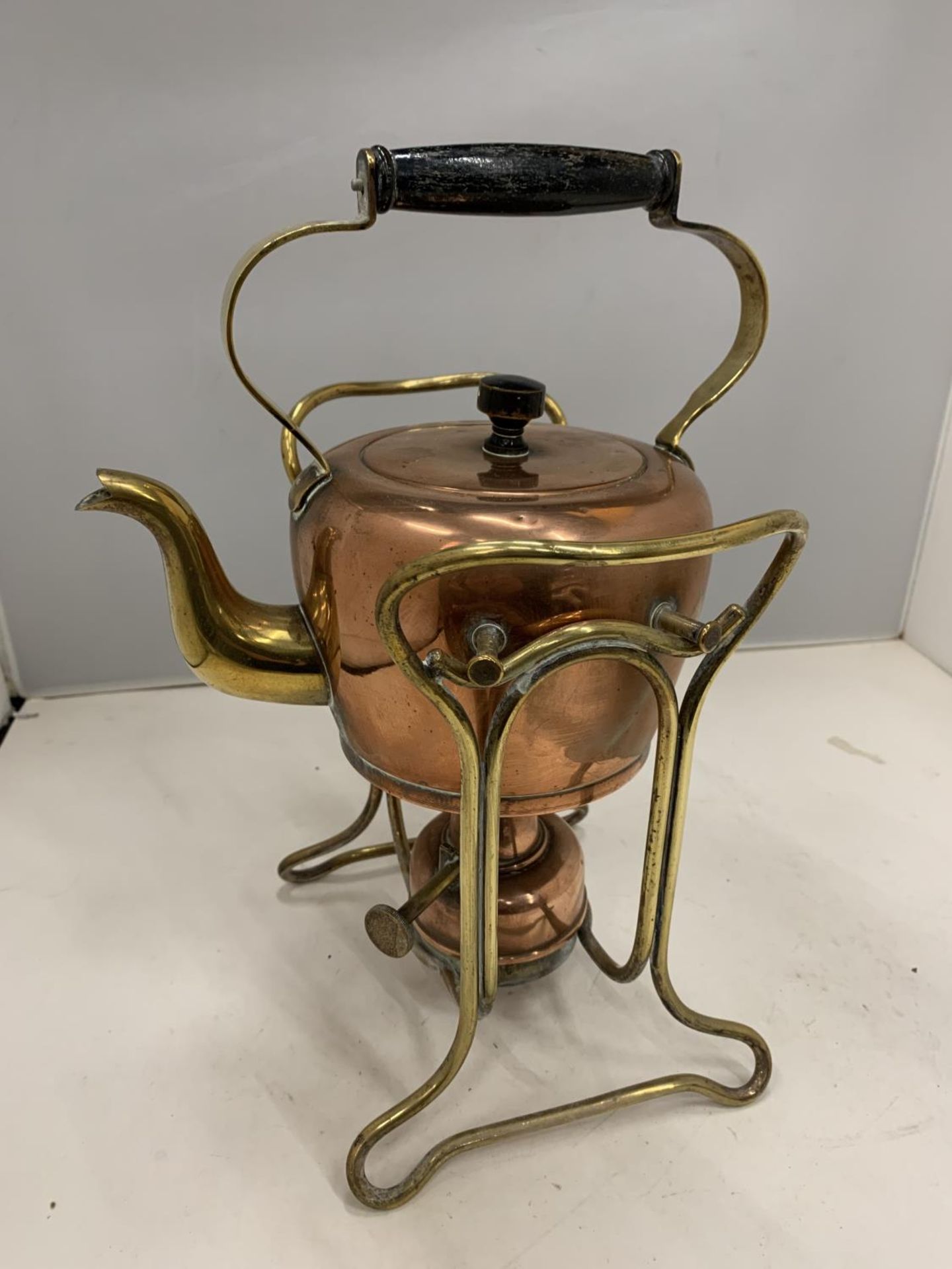 A BRASS AND COPPER SPIRIT KETTLE - Image 2 of 4